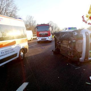 Gropello: si ribaltano con l'auto sulla A7, gravemente ferite due persone