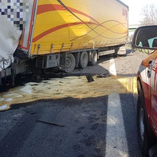 Scontro tra camion sull'autostrada Torino-Piacenza, traffico in tilt