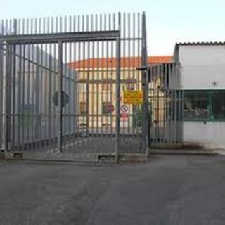Novara, tensione in carcere tra detenuti che salgono sui tetti, distruggono le suppellettili e tentano di farsi giustizia da soli