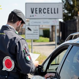Controlli della Guardia di Finanza al mercato: sequestrati 26mila cosmetici non sicuri