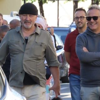 La camminata a 6 zampe con Stefano Chiodaroli porta allegria tra le vie di Busto Arsizio
