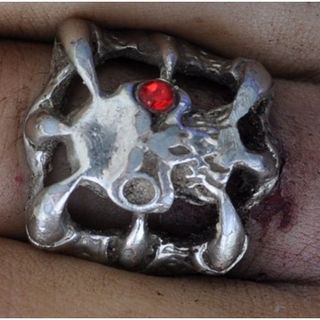 FOTO. Dai tatuaggi e da un anello si cerca di dare un nome al cadavere rinvenuto sabato sulla superstrada di Malpensa