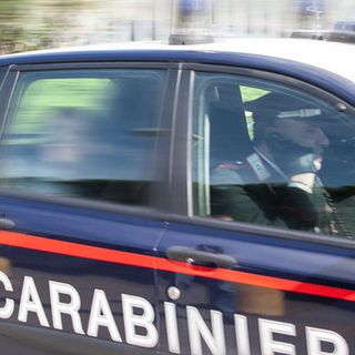 Pavia: scassina cinque distributori automatici di merendine all'istituto tecnico Cardano, denunciato un 41enne