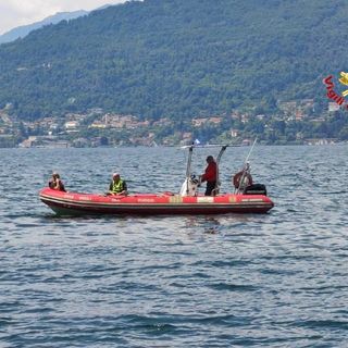 VIDEO E FOTO. Recuperato dai sommozzatori il cadavere rinvenuto nel pomeriggio sul fondo del lago Maggiore a Castelveccana
