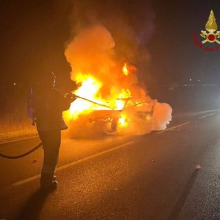 Ceretto: auto divorata dalle fiamme sulla provinciale 23, strada chiusa momentaneamente