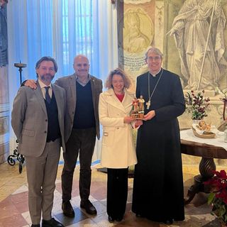Natale, consegnata al vescovo di Pavia la nuova statuina del Presepe 2023
