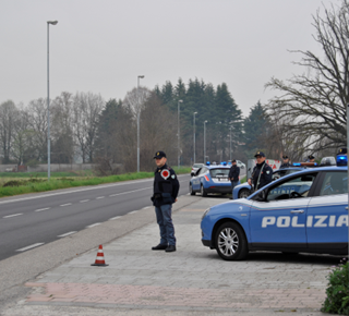 Vigevano, controlli della Polizia di Stato: identificate 76 persone e 38 veicoli