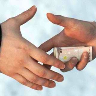 Magenta, minacciato da due anni: “Compra questo anello, altrimenti finisce male”