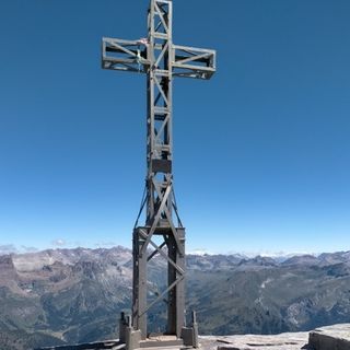 ''Togliere le croci dalle vette? Una falsa notizia''