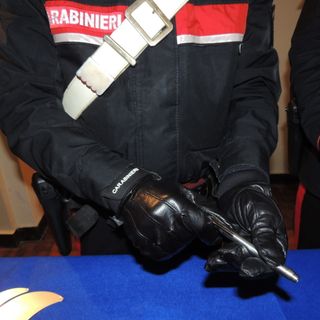 Casorate Primo, fugge all’alt con un’auto di grossa cilindrata: trovato in possesso di droga e di una “penna pistola”.