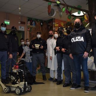 FOTO. Il cuore grande di polizia, artificieri e cinofili di Malpensa: portano doni e sorrisi ai piccoli ricoverati