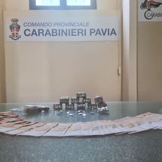 Casorate Primo: spacciano droga su una Fiat 500, un arresto e una denuncia per due ragazzi