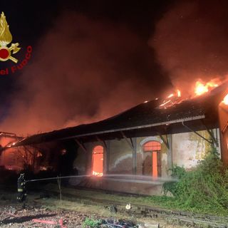 Pavia: incendio nella notte divora un capannone in via Rismondo, le immagini dei soccorsi