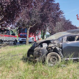 Rivanazzano Terme: si ribalta con l'auto in un campo, ferita una persona
