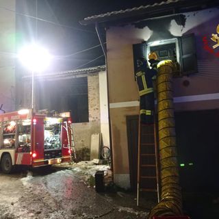 Broni: incendio divora un appartamento, i Vigili del fuoco domano il rogo