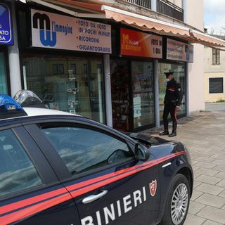 Broni: spaccata in un negozio fotografico, arrestato 38enne