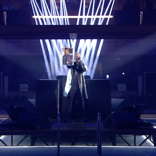 Sanremo 2023: Fedez e la foto del viceministro strappata in diretta, la Rai si dissocia: “Attacchi personali non sono sintomo di libertà”