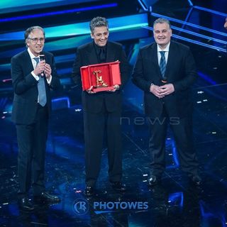 71° Festival di Sanremo: sorpresa sul palco dell'Ariston, a Fiorello il premio 'Città di Sanremo'