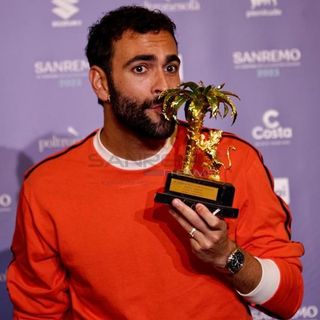 Marco Mengoni con il premio del 73° Festival di Sanremo
