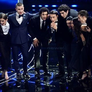 Il cast di Mare Fuori, dall'Istituto Minorile di Napoli per cantare sul palco dell'Ariston