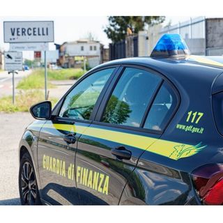 Finanza: sequestrati 7mila profumi per la casa e materiali per il presepe irregolari