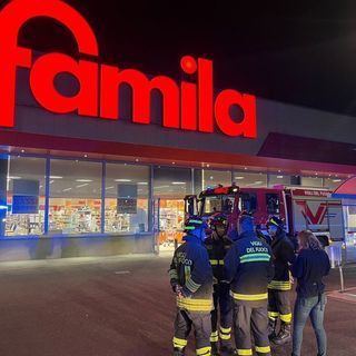 Sostanza urticante nell'aria, paura al supermercato: soccorse 50 persone nel Varesotto (VIDEO)