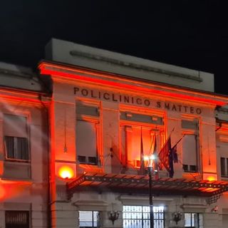 Giornata Internazionale contro la violenza sulle donne, il Policlinico San Matteo si illumina di rosso