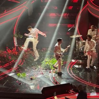 Distrugge le rose al Festival, il cantante Blanco indagato dalla Procura di Imperia per danneggiamento
