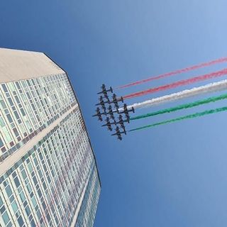 Le Frecce Tricolori incantano Milano: occhi al cielo sul Pirellone