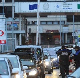 Nuova ordinanza del ministro Speranza sugli arrivi dall'estero: resta la deroga per i frontalieri