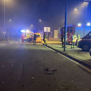 Mede: furgone urta spartitraffico in via Pellico, soccorso un 44enne
