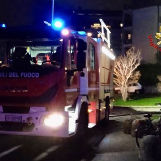 Tragico incendio in un condominio del centro di Gallarate: morta una donna di 78 anni, salva una signora di 107 anni