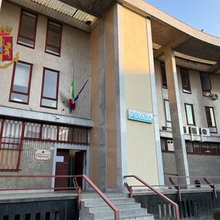 Gallarate: festeggiano con i fumogeni (rubati), ma sono irregolari e vengono espulsi