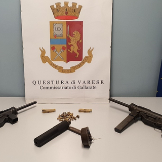 Armi da guerra e munizioni trovate in un appartamento di Gallarate