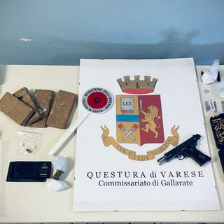 Il materiale sequestrato dagli agenti della polizia di Gallarate