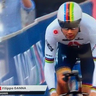 VIA AL GIRO. Brivido che arriva da lontano: Ganna subito in maglia rosa dopo la prima crono