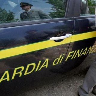 Bilanci e documenti falsi per garantirsi finanziamenti dallo Stato per oltre 5 milioni di euro: in manette quattro persone