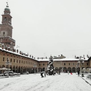Vigevano, le foto della nevicata in Piazza Ducale