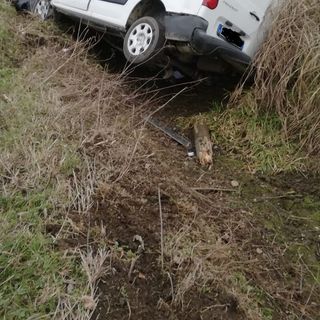 Breme: esce di strada con il furgone, illeso un 45enne