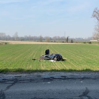Sannazzaro: finisce in un campo con l'auto dopo aver urtato un furgone, grave 21enne