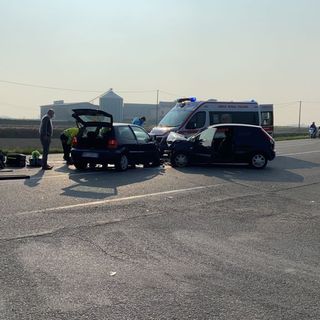 Breme: scontro tra auto all'incrocio, soccorsa in elicottero una 55enne