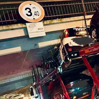 Magenta: bisarca piena di auto rimane incastrata nel sottopasso