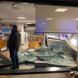 Abbiategrasso, sfondano la vetrina dell’armeria Power Gun: danni ingenti, magro il bottino