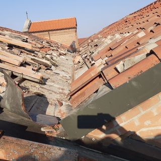 - FOTO - Scaldasole: "spaccata" al cimitero, ladri via con il rame