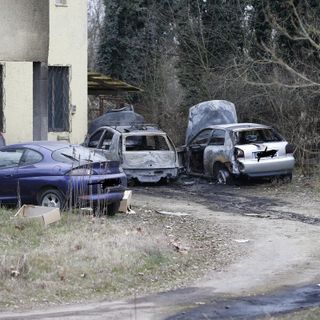 Pieve del Cairo: due auto in fiamme per un cortocircuito