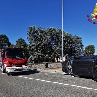 Bornasco, scontro tra auto, una si ribalta: ferite 3 persone