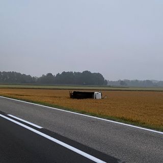Valle: esce di strada con il camion dei rifiuti sulla statale 494, soccorso 20enne