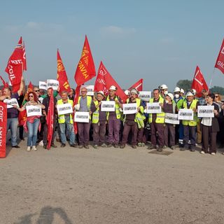 Parona, presidio della Cgil davanti all'inceneritore: &quot;Basta morti sul lavoro&quot;