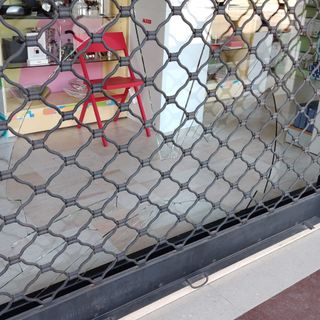 Vigevano: vandalizzato un negozio in via Decembrio