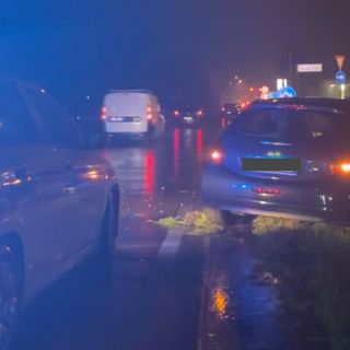 Magenta: automobilista perde il controllo del veicolo e finisce contro il palo